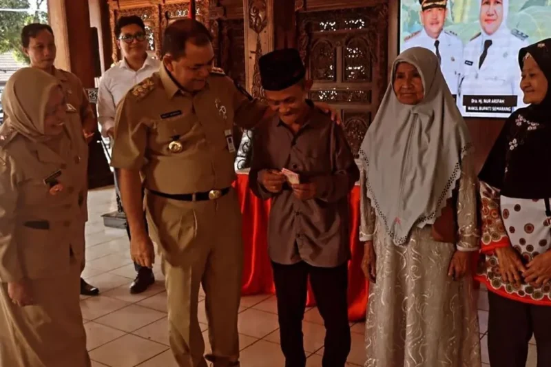 Bupati Semarang Ingatkan Kepada Penerima BLT Untuk Hindari Judi Online Bupati Semarang Ingatkan Kepada Penerima BLT Untuk Hindari Judi Online