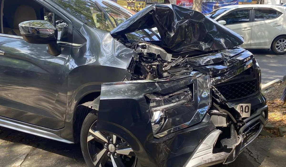 Xpander-Menabrak-Bus-Trans-Semarang-di-Bangjo-Sri-Rejeki,-Penyebab-Diselidiki