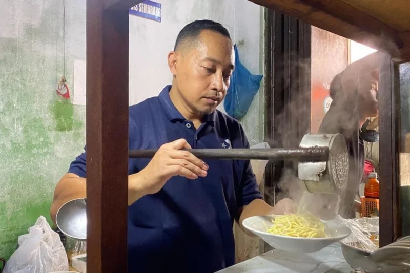 Dari 1970 Hingga Kini, Mie Kopyok Pak Dhuwur Tetap Jadi Primadona Semarang