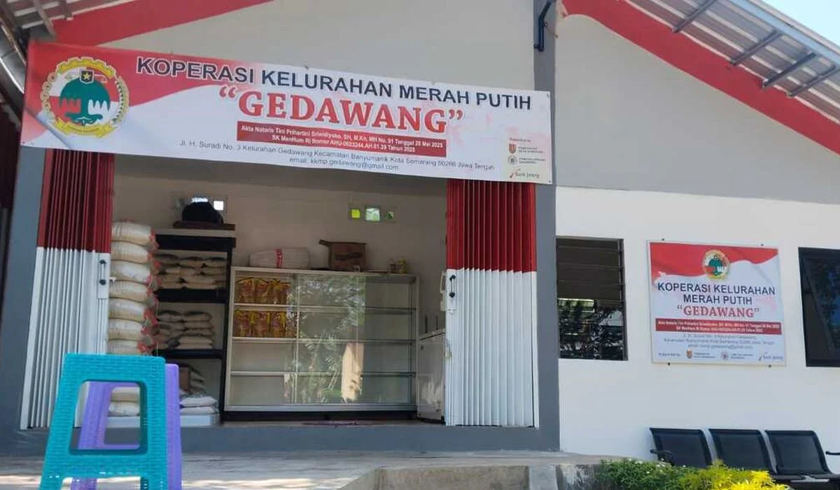 Suasana-Santai-di-Warung-Angkringan-Koperasi-Merah-Putih-Kota-Semarang