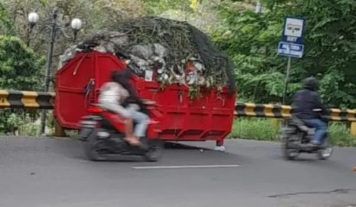 Viral!-Kontainer-Sampah-Pemkot-Semarang-Usai-Ditinggal-di-Jalan