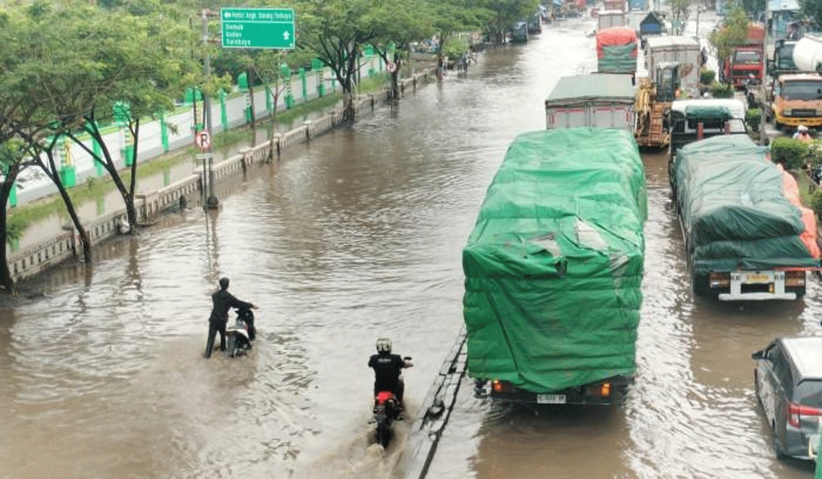 Banjir Parah di Pantura Timur Semarang, Arus Lalu Lintas Macet Total