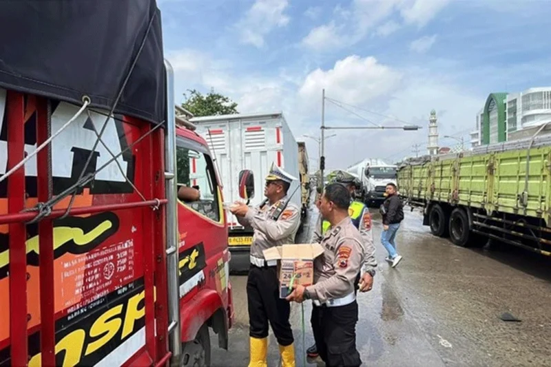 Lebih dari Sekadar Alihkan Arus, Polrestabes Semarang Tangani Banjir Lebih dari Sekadar Alihkan Arus, Polrestabes Semarang Tangani Banjir