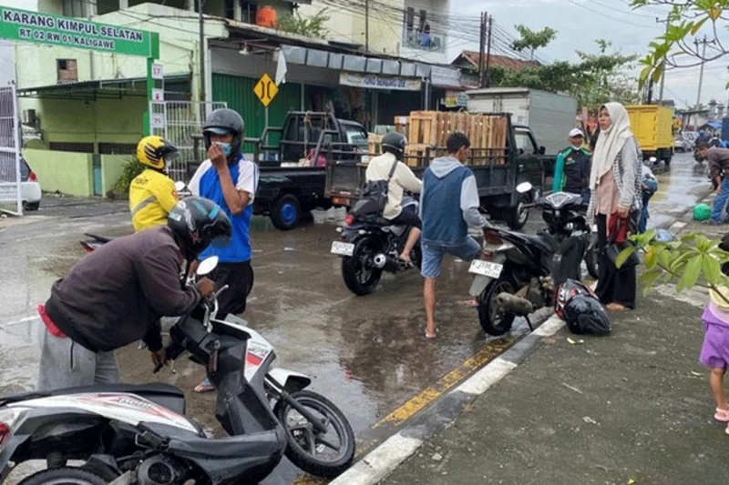 Banjir Bandang Lumpuhkan Jalur Pantura Semarang Kendaraan Terhenti Banjir Bandang Lumpuhkan Jalur Pantura Semarang Kendaraan Terhenti