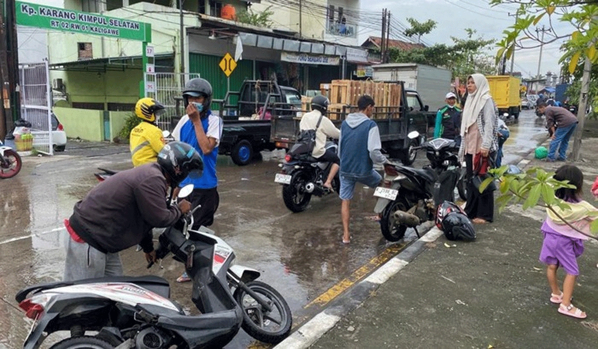 Banjir Bandang Lumpuhkan Jalur Pantura Semarang Kendaraan Terhenti