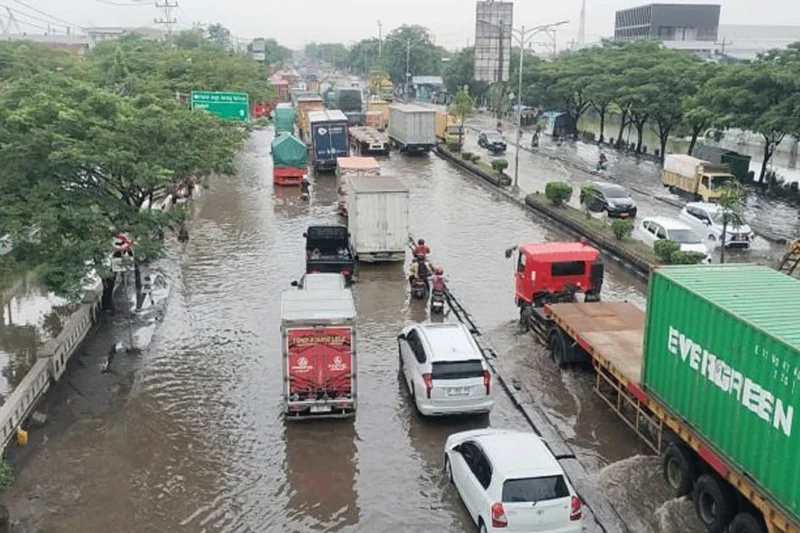 Banjir Parah di Pantura Timur Semarang, Arus Lalu Lintas Macet Total Banjir Parah di Pantura Timur Semarang, Arus Lalu Lintas Macet Total