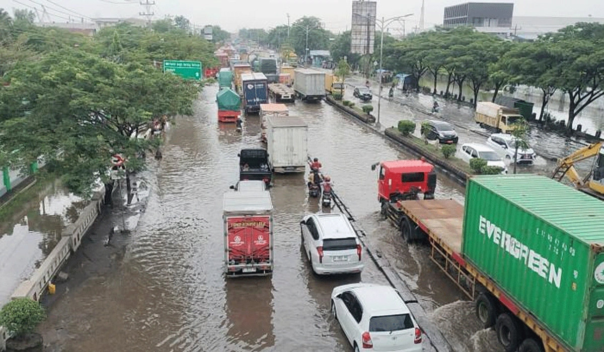 Banjir Parah di Pantura Timur Semarang, Arus Lalu Lintas Macet Total