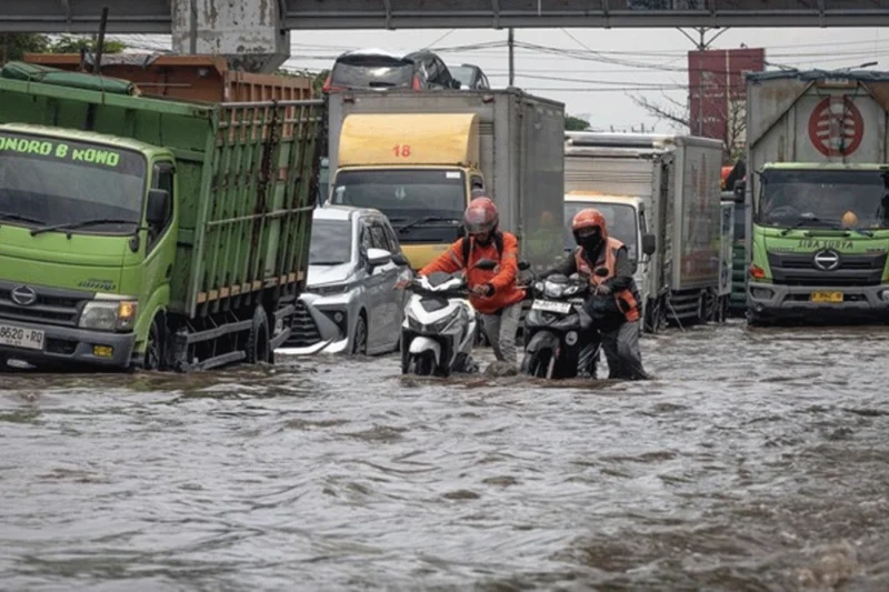 Banjir di Pantura Semarang-Demak Picu Kemacetan Total, Warga di Jalan Banjir di Pantura Semarang-Demak Picu Kemacetan Total, Warga di Jalan
