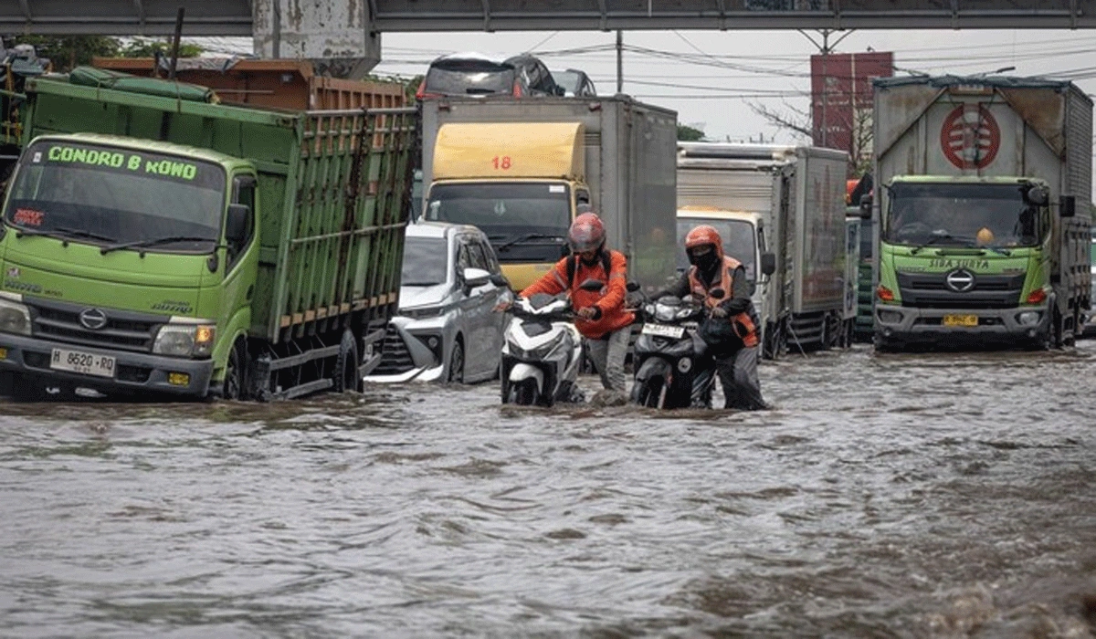 Banjir di Pantura Semarang-Demak Picu Kemacetan Total, Warga di Jalan Banjir di Pantura Semarang-Demak Picu Kemacetan Total, Warga di Jalan