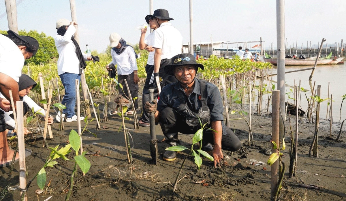 Aksi-Nyata-di-Pantai-Tirang-dan-Desa-Betahwalang