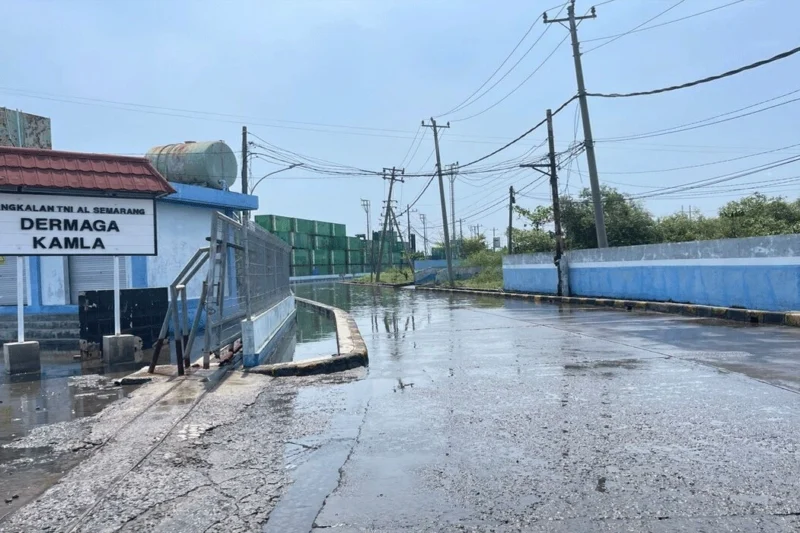 Banjir Rob Rendam Pelabuhan Tanjung Emas Semarang Banjir Rob Rendam Pelabuhan Tanjung Emas Semarang