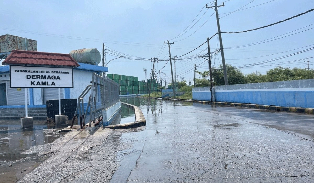 Banjir-Rob-Rendam-Pelabuhan-Tanjung-Emas-Semarang