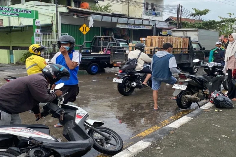 Banjir Semarang Pantura Reda, Aktivitas Transportasi Motor Kembali Lancar Banjir Semarang Pantura Reda, Aktivitas Transportasi Motor Kembali Lancar