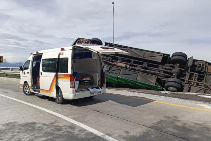 Bus Oleng di Tol Pemalang, Empat Jenazah Dikirim ke Semarang Malam Ini Bus Oleng di Tol Pemalang, Empat Jenazah Dikirim ke Semarang Malam Ini