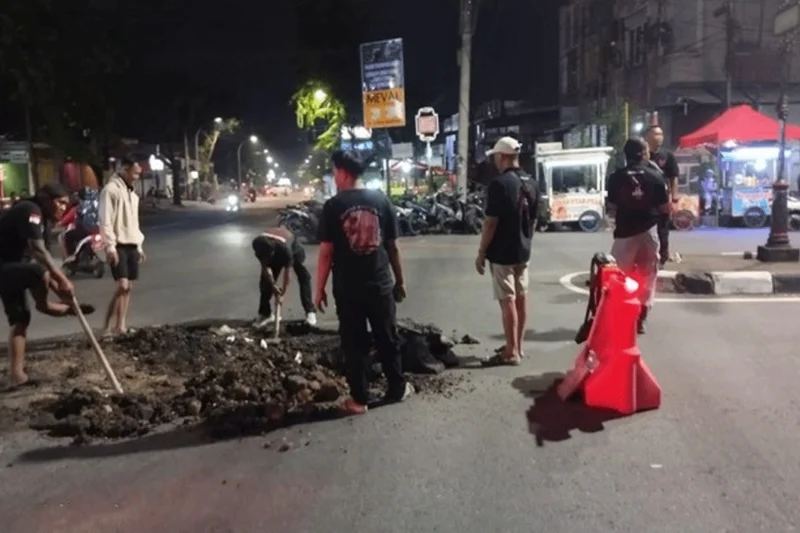 Gotong Royong Warga Suratmo, Inisiatif Relawan Perbaiki Jalan Gotong Royong Warga Suratmo, Inisiatif Relawan Perbaiki Jalan