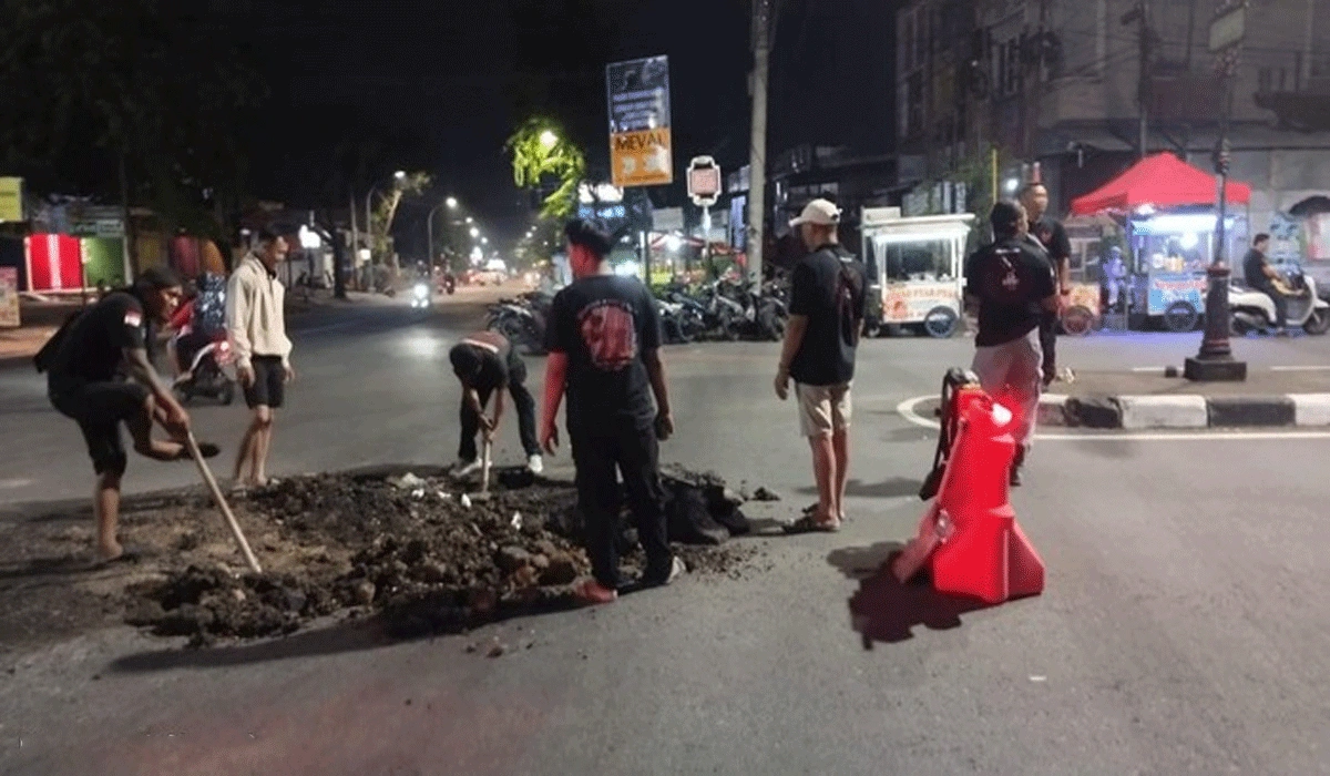 Gotong Royong Warga Suratmo, Inisiatif Relawan Perbaiki Jalan