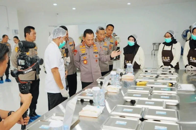 Kapolri Tinjau SPPG Gedawang, Pastikan Program MBG Berjalan Optimal Kapolri Tinjau SPPG Gedawang, Pastikan Program MBG Berjalan Optimal