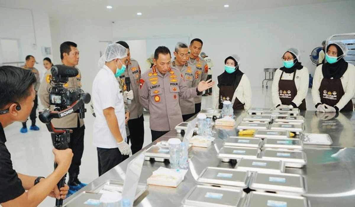 Kapolri-Tinjau-SPPG-Gedawang,-Pastikan-Program-MBG-Berjalan-Optimal