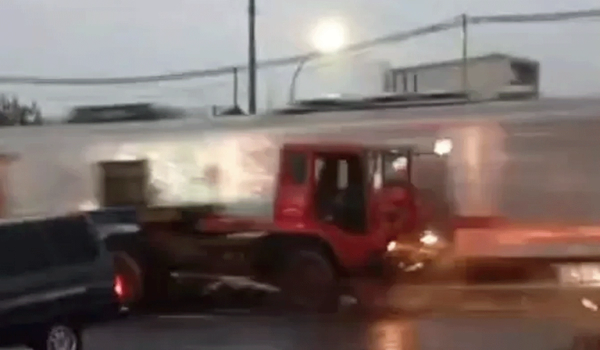 Kereta-Harina-Tabrak-Truk-di-Perlintasan-Kaligawe-Semarang,-Lalu-Lintas-Lumpuh