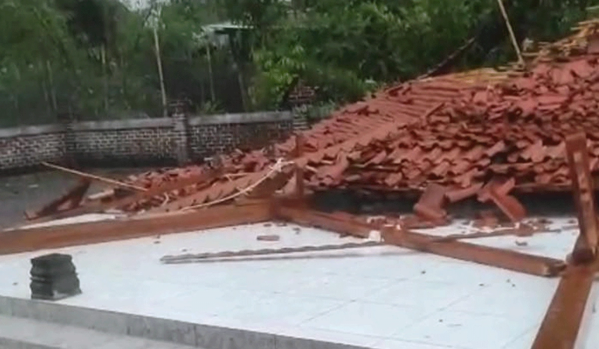 Pendopo-Roboh-Kayu-Pusaka-Patah