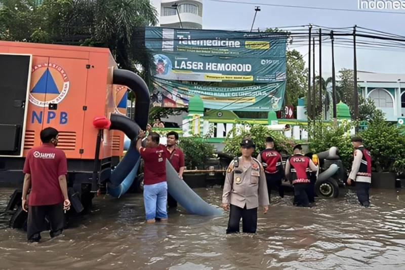 Polda Jateng Terus Evakuasi Warga Terdampak Banjir Kaligawe Polda Jateng Terus Evakuasi Warga Terdampak Banjir Kaligawe