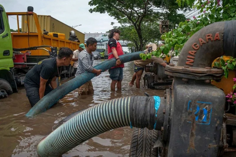Semarang Maksimalkan 25 Pompa Untuk Atasi Banjir Semarang Maksimalkan 25 Pompa Untuk Atasi Banjir