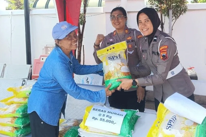 Satlantas Polrestabes Semarang Selenggarakan GPM Bagikan Beras Murah Satlantas Polrestabes Semarang Selenggarakan GPM Bagikan Beras Murah