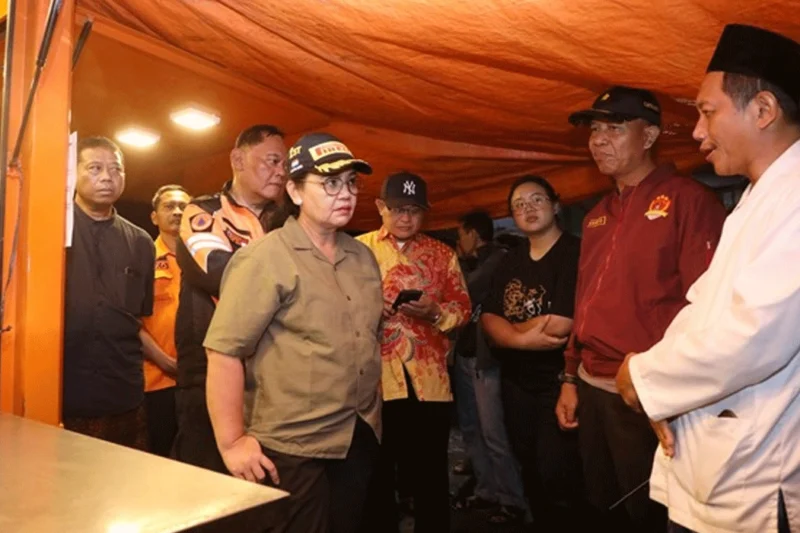 Wali Kota Semarang Tinjau Langsung Lokasi Banjir di Genuk Wali Kota Semarang Tinjau Langsung Lokasi Banjir di Genuk