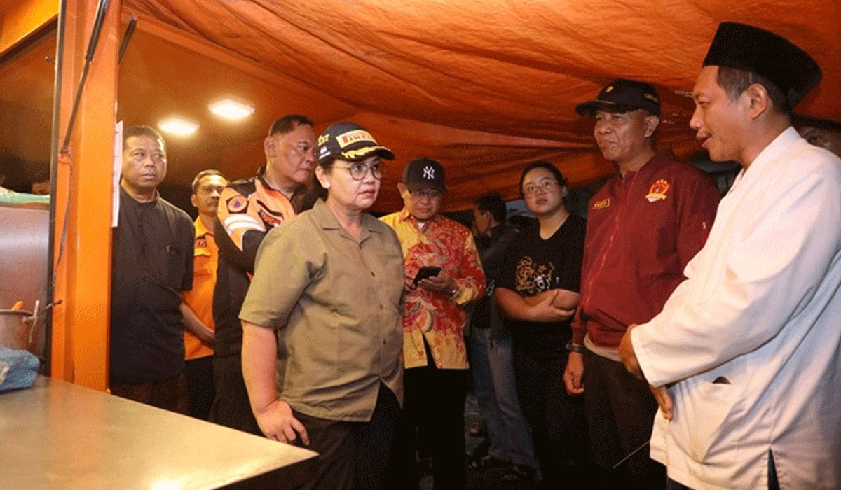 Wali Kota Semarang Tinjau Langsung Lokasi Banjir di Genuk Wali Kota Semarang Tinjau Langsung Lokasi Banjir di Genuk
