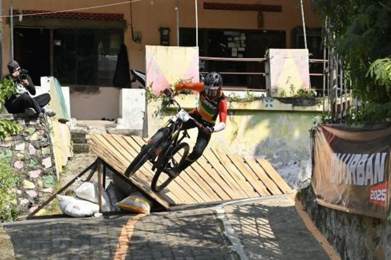 Lintasan High Speed Tegalsari Semarang Jadi Ajang Adu Cepat Downhiller Lintasan High Speed Tegalsari Semarang Jadi Ajang Adu Cepat Downhiller