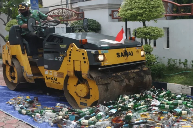 Kejari Semarang Musnahkan 19.000 Botol Miras Hasil Penyelundupan Barang Impor Kejari Semarang Musnahkan 19.000 Botol Miras Hasil Penyelundupan Barang Impor