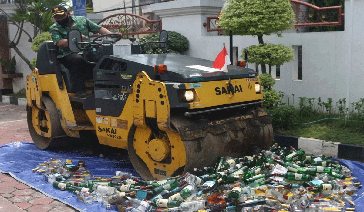 Kejari Semarang Musnahkan 19.000 Botol Miras Hasil Penyelundupan Barang Impor