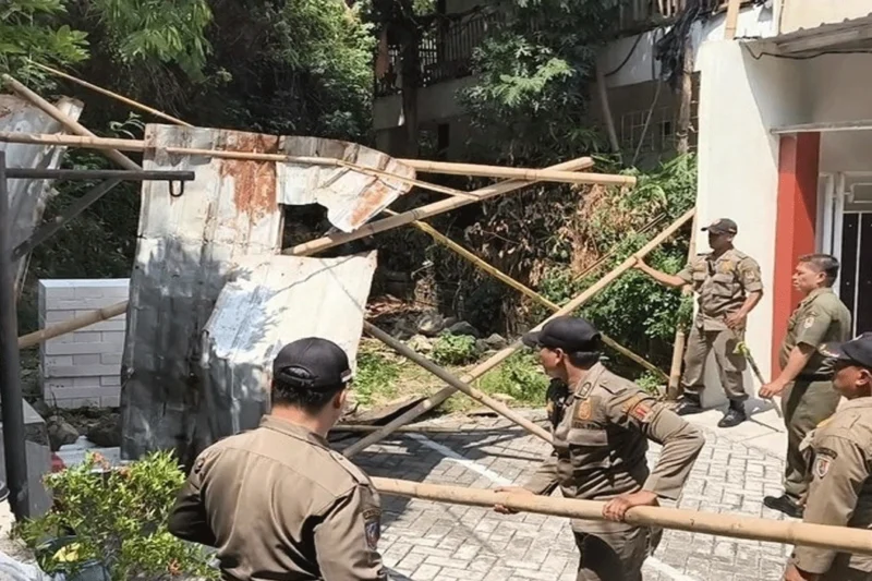 Ari Setiawan Blokir Jalan Perumahan di Semarang, Ketua RW Harap Dia Bisa Bermasyarakat Dengan Baik Ari Setiawan Blokir Jalan Perumahan di Semarang, Ketua RW Harap Dia Bisa Bermasyarakat Dengan Baik