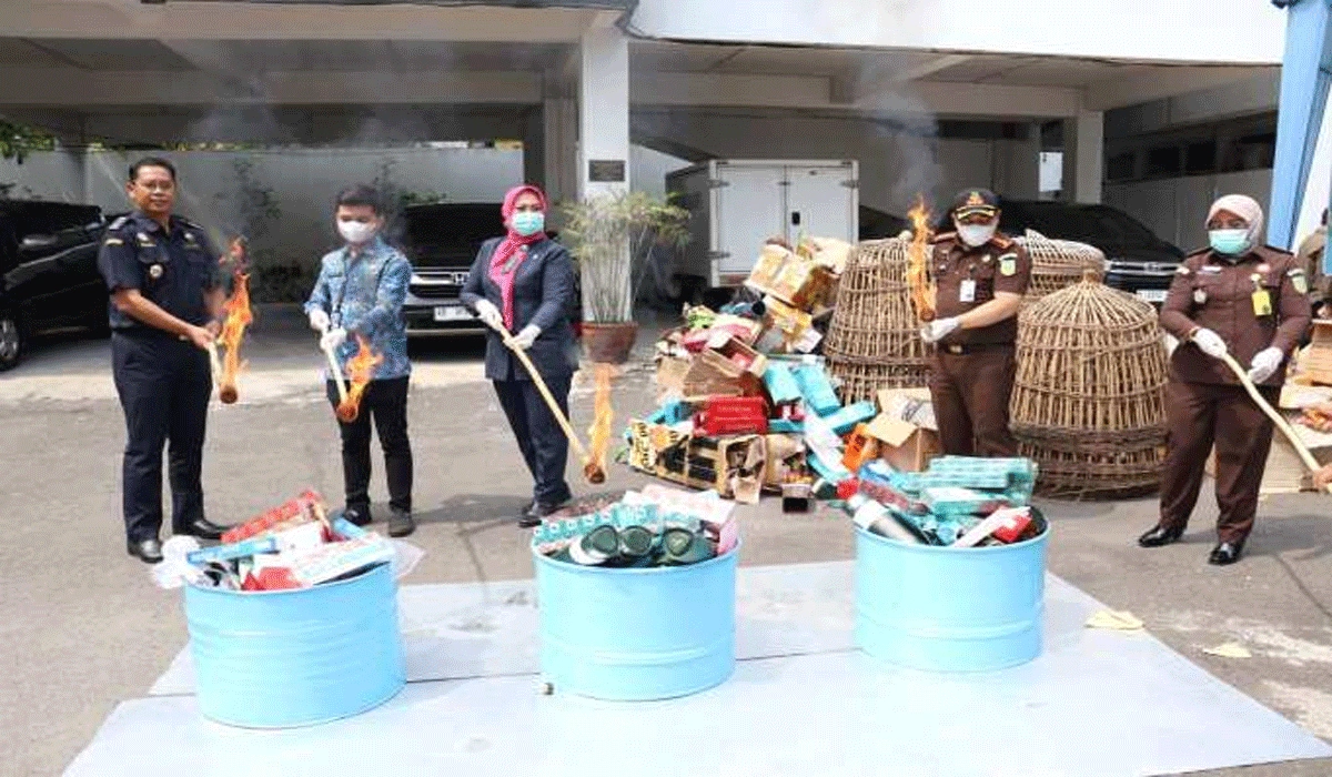 Kejari Semarang Musnahkan 19.000 Botol Miras Hasil Penyelundupan Barang Impor