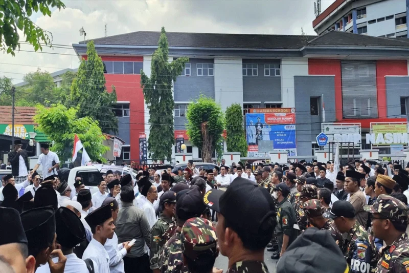 Ratusan Santri Geruduk KPID Jateng Tuntut Izin Trans7 Dicabut, Ini Sebabnya Ratusan Santri Geruduk KPID Jateng Tuntut Izin Trans7 Dicabut, Ini Sebabnya