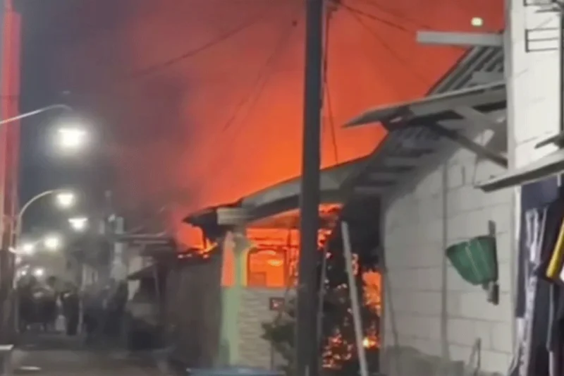 Rumah Di Genuk Semarang Terbakar Saat Pemilik Berada Di Luar Kota Rumah Di Genuk Semarang Terbakar Saat Pemilik Berada Di Luar Kota