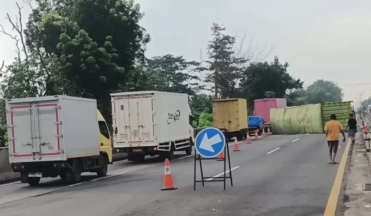 Dampak-Lalu-Lintas-Akibat-Truk-Terguling