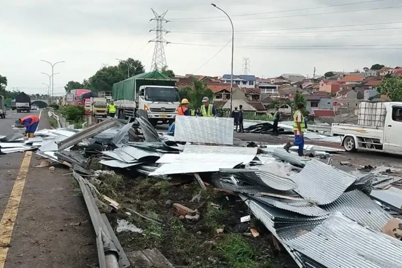 Dua Orang Tewas Akibat Kecelakaan Truk Tabrak Alphard di Semarang