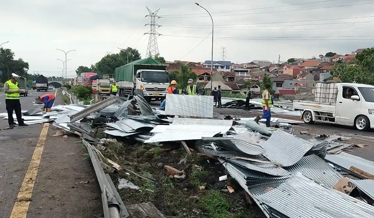 Dua-Orang-Tewas-Akibat-Kecelakaan-Truk-Tabrak-Alphard-di-Semarang