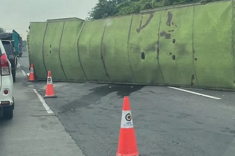 Gagal Nanjak, Truk Tronton Muat 35 Ton Tepung Terguling di Tol Semarang