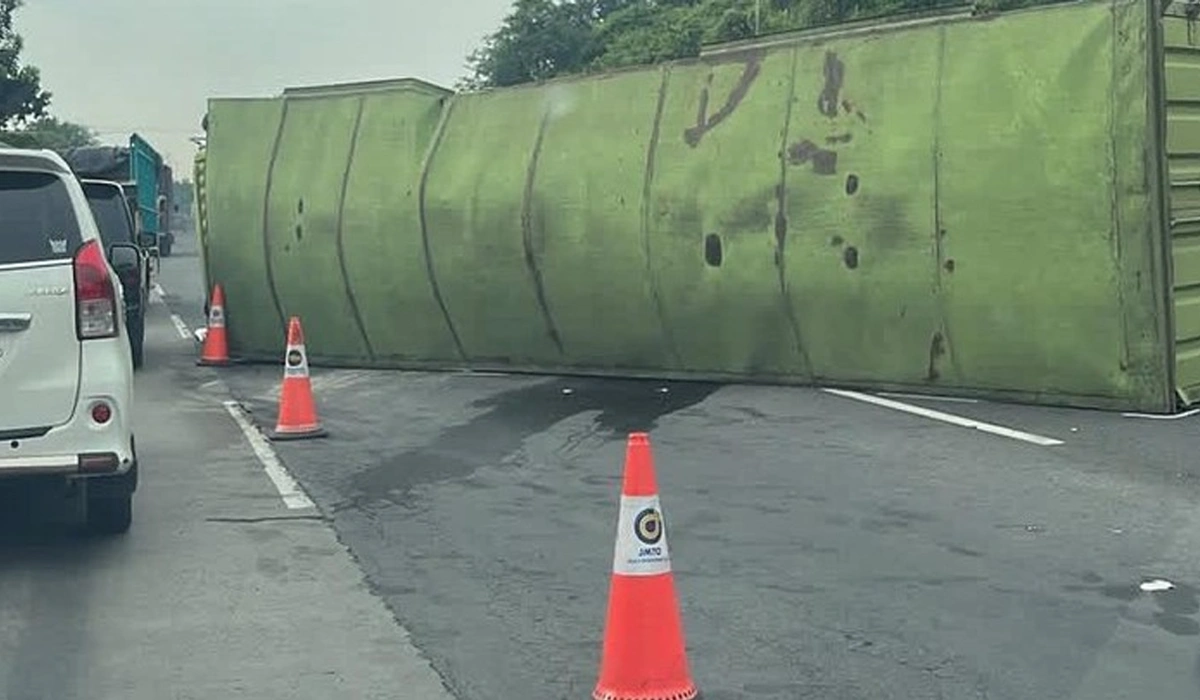 Gagal-Nanjak,-Truk-Tronton-Muat-35-Ton-Tepung-Terguling-di-Tol-Semarang