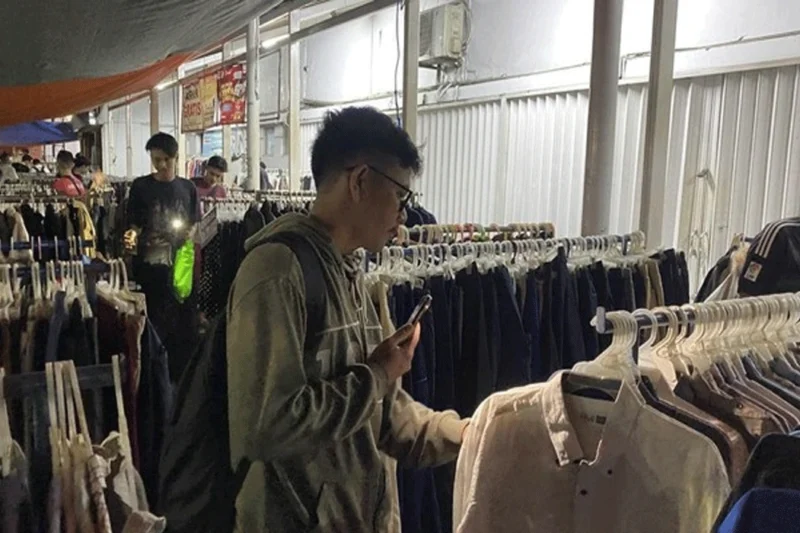 Pasar Thrifting Malam Minggu Semarang, Belanja Hemat Gaya Maksimal