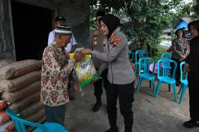 Polres Semarang Berikan Bantuan Material Untuk Korban Puting Beliung