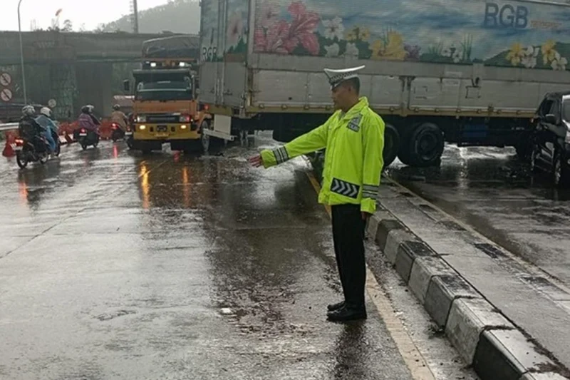 Truk Tronton Rem Blong Tabrak 4 Mobil di Exit Tol Bawen