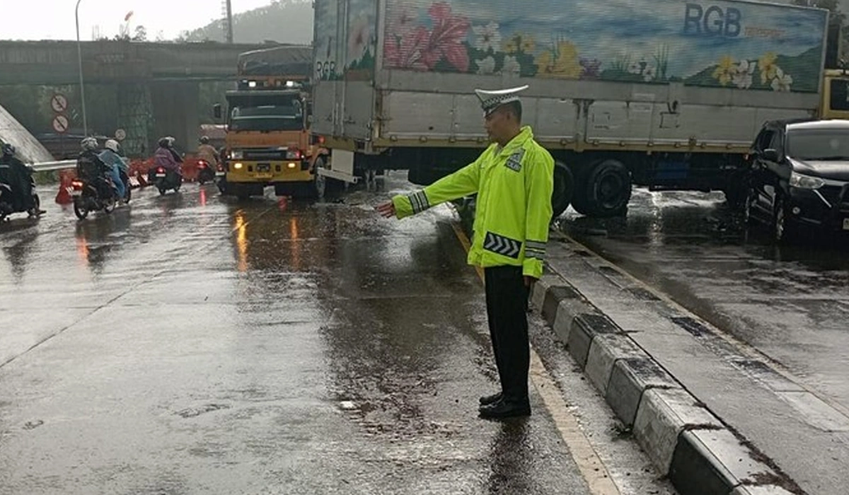 Truk-Tronton-Rem-Blong-Tabrak-4-Mobil-di-Exit-Tol-Bawen