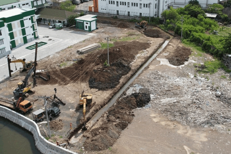 Banjir Melanda Jalan Utama Semarang, Genangan Air Ganggu Aktivitas Warga