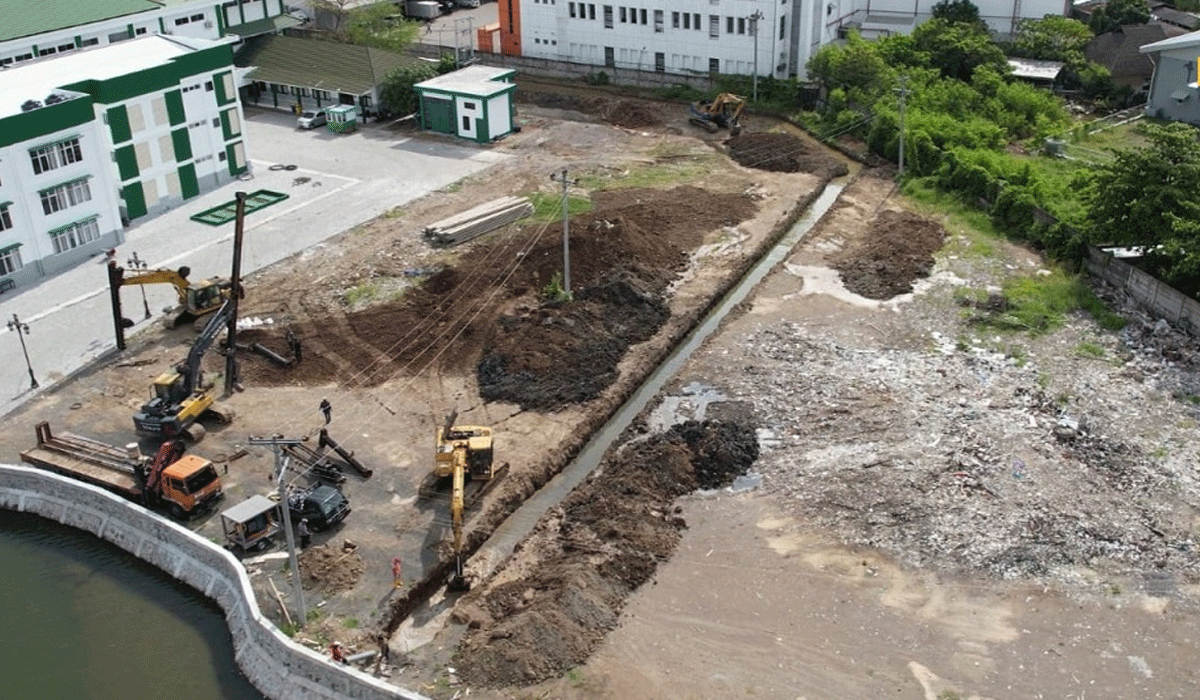 Banjir Melanda Jalan Utama Semarang, Genangan Air Ganggu Aktivitas Warga